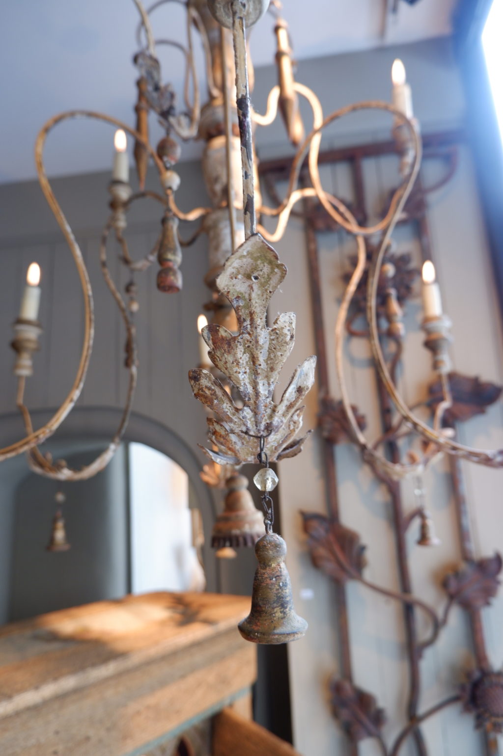 Very large metal leaf chandelier with carved wooden bobèches ca.1800 - Image 2