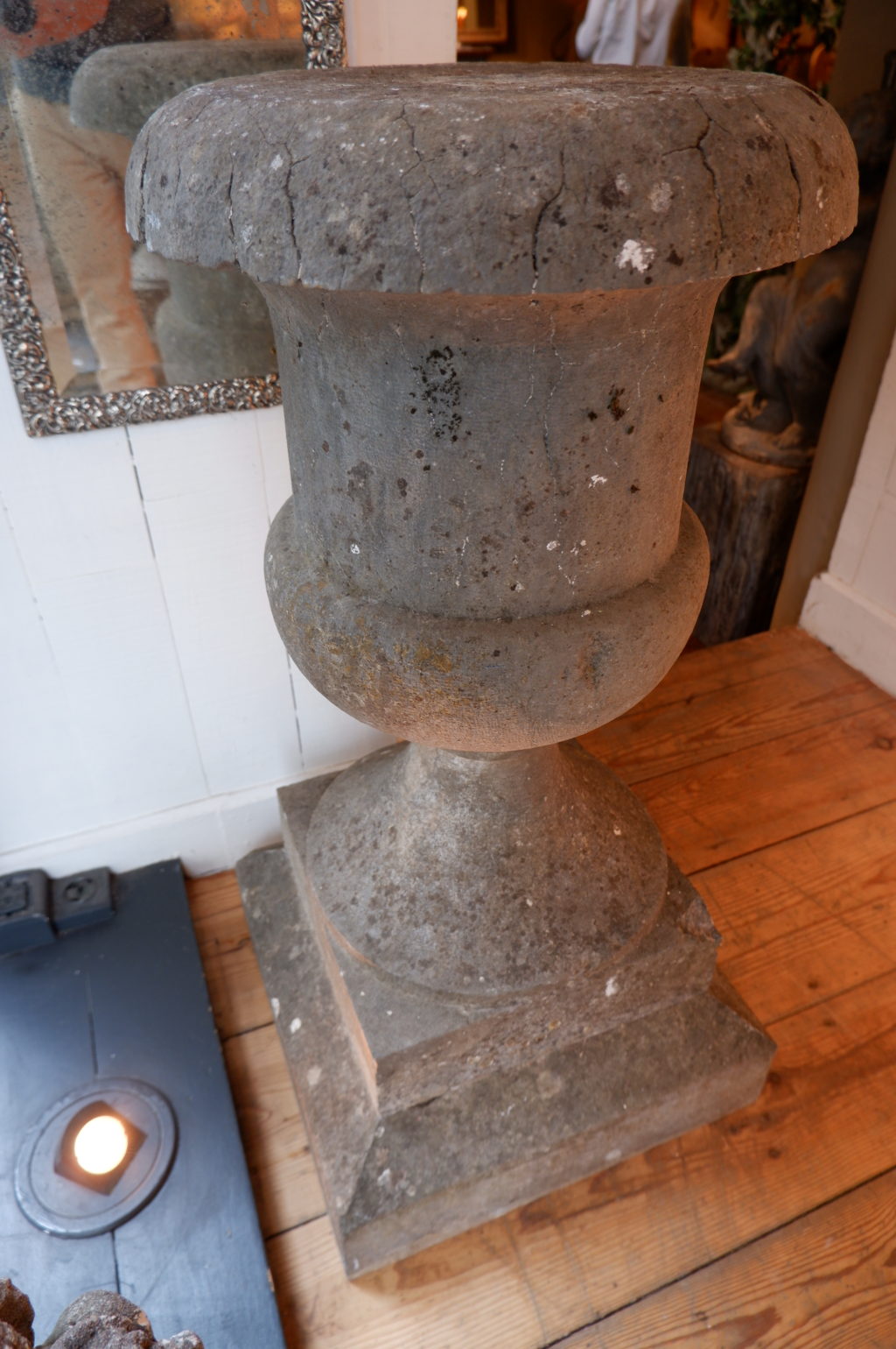 UNE PAIRE DE VASES EN PIERRE SUR SOCLE EPOQUE XVIIIE – Image 5