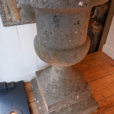 UNE PAIRE DE VASES EN PIERRE SUR SOCLE EPOQUE XVIIIE