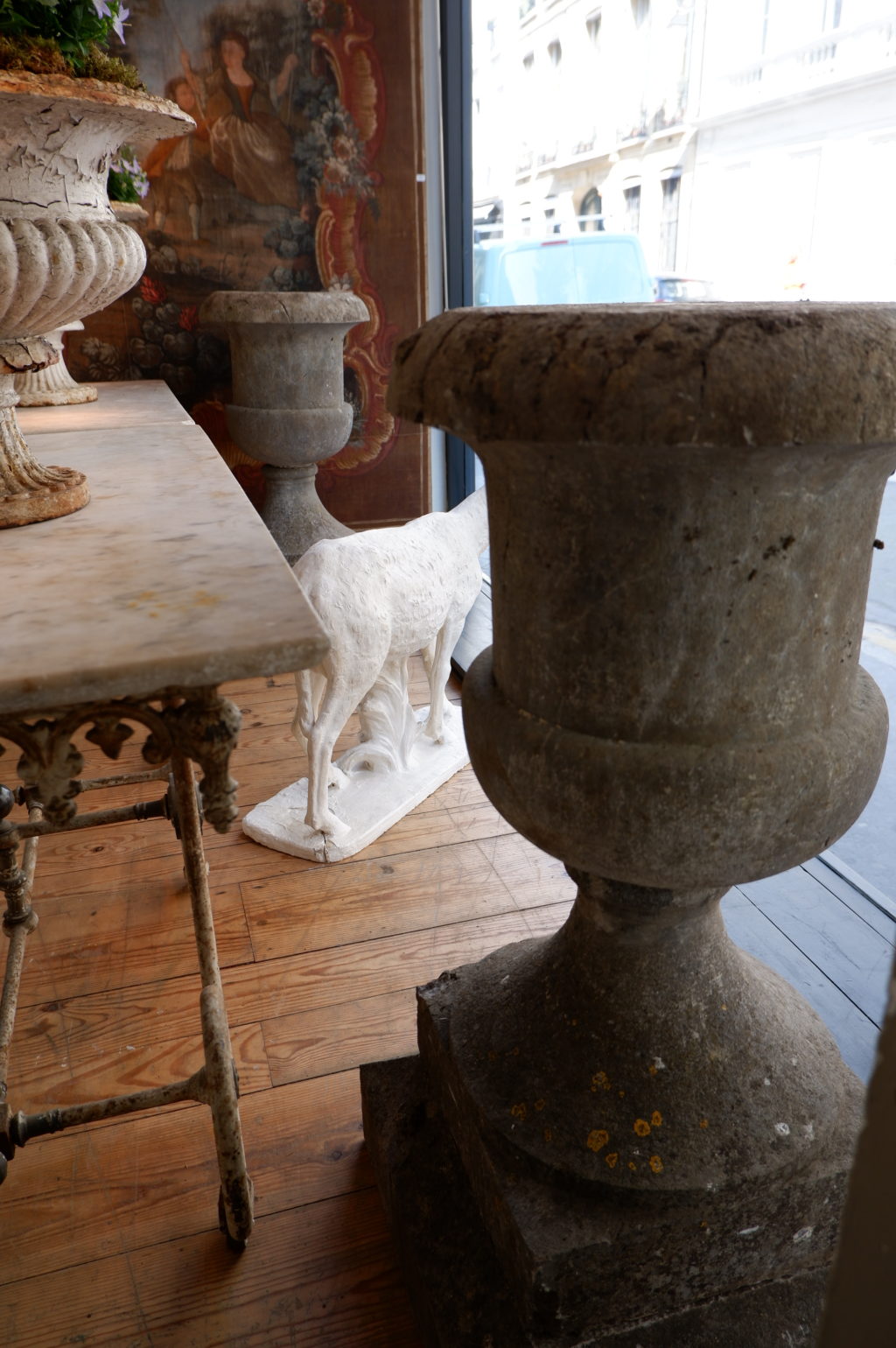 UNE PAIRE DE VASES EN PIERRE SUR SOCLE EPOQUE XVIIIE – Image 7