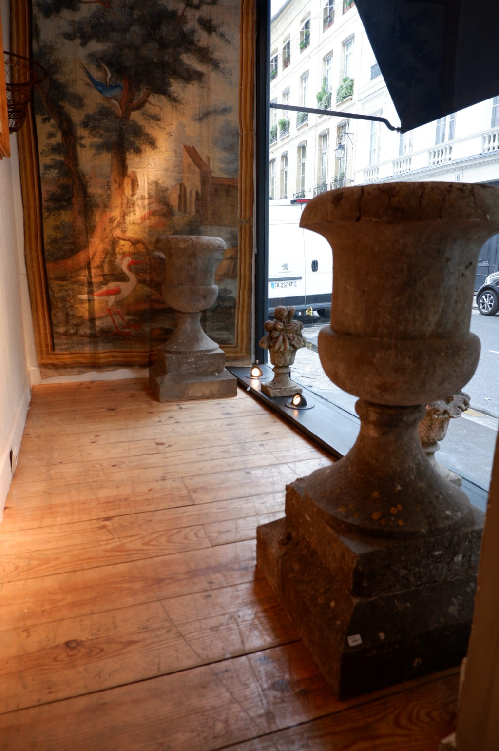 UNE PAIRE DE VASES EN PIERRE SUR SOCLE EPOQUE XVIIIE – Image 4