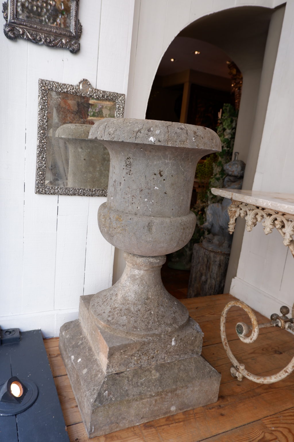 UNE PAIRE DE VASES EN PIERRE SUR SOCLE EPOQUE XVIIIE – Image 6