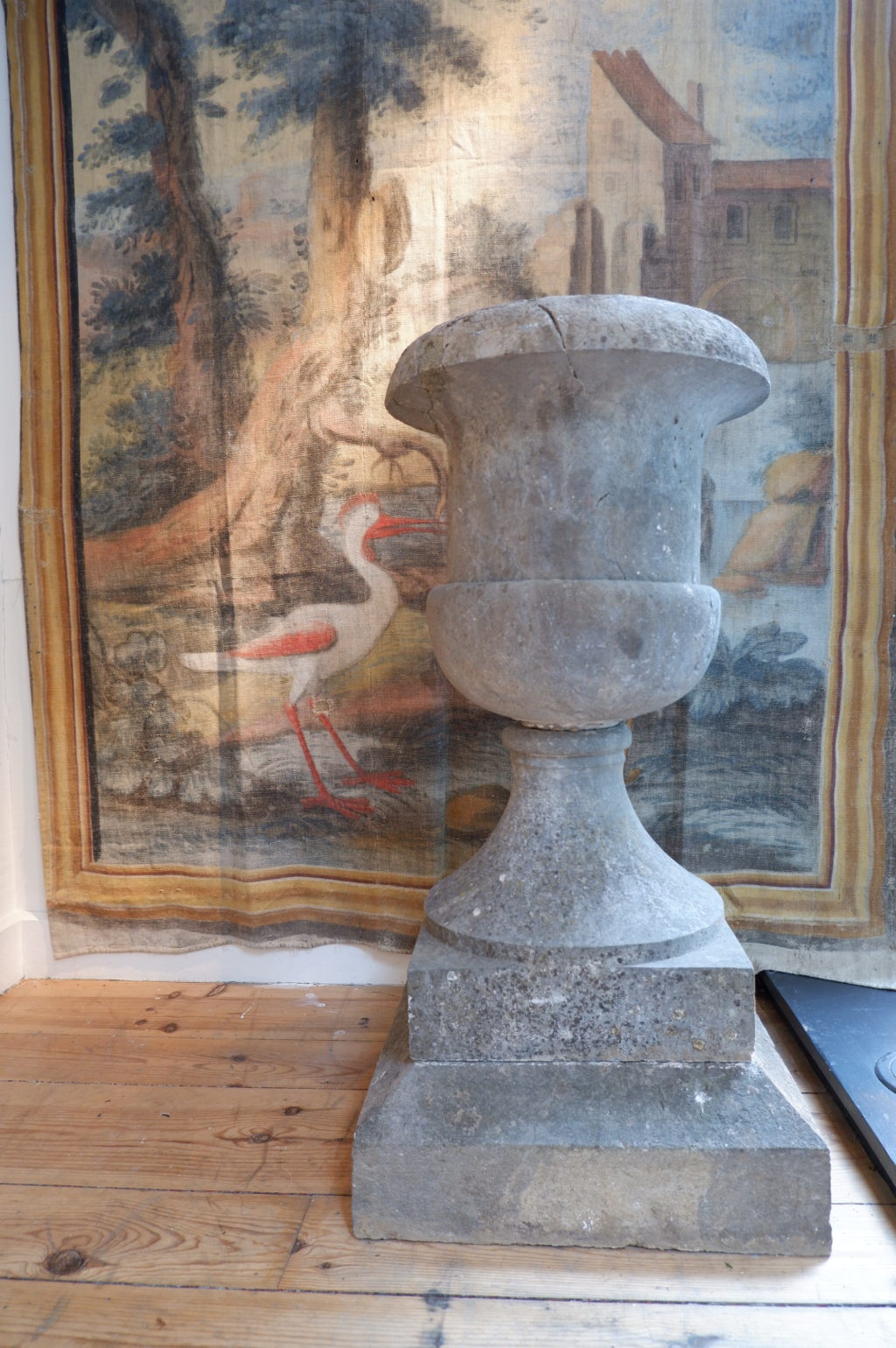 UNE PAIRE DE VASES EN PIERRE SUR SOCLE EPOQUE XVIIIE