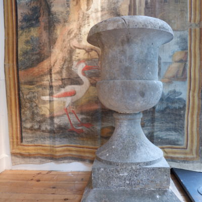 UNE PAIRE DE VASES EN PIERRE SUR SOCLE EPOQUE XVIIIE