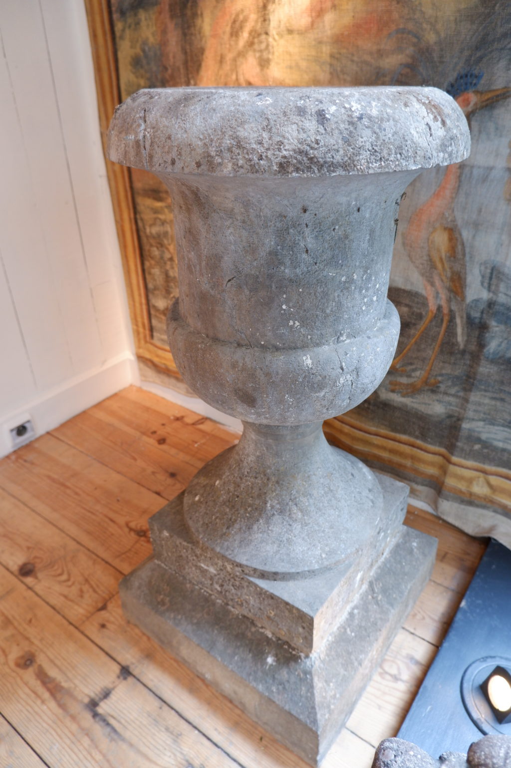 UNE PAIRE DE VASES EN PIERRE SUR SOCLE EPOQUE XVIIIE – Image 2