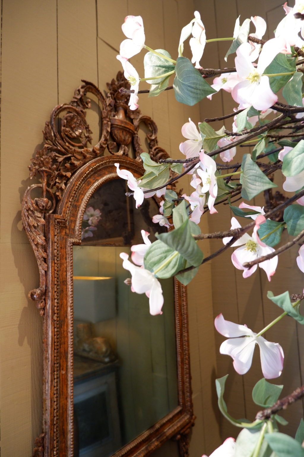 Grand miroir en bois sculpté fronton vase et feuilles d'acanthes patine feuille d'argent fin XIXe