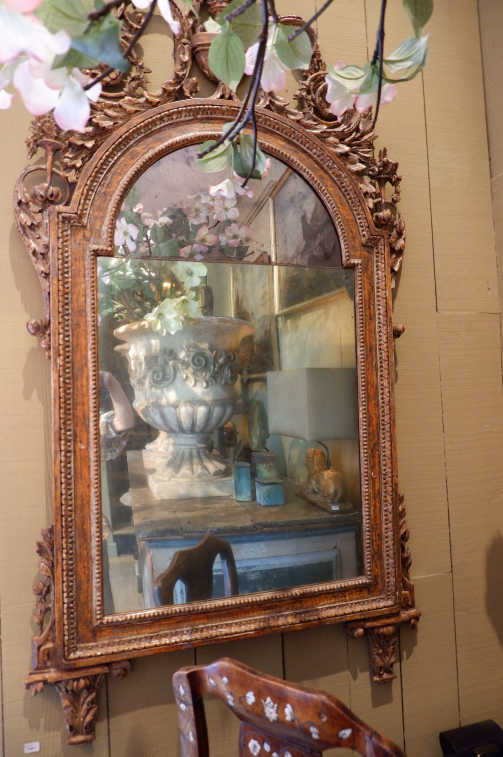 Grand miroir en bois sculpté fronton vase et feuilles d'acanthes patine feuille d'argent fin XIXe – Image 7