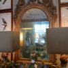 Grand miroir en bois sculpté fronton vase et feuilles d'acanthes patine feuille d'argent fin XIXe – Image 8