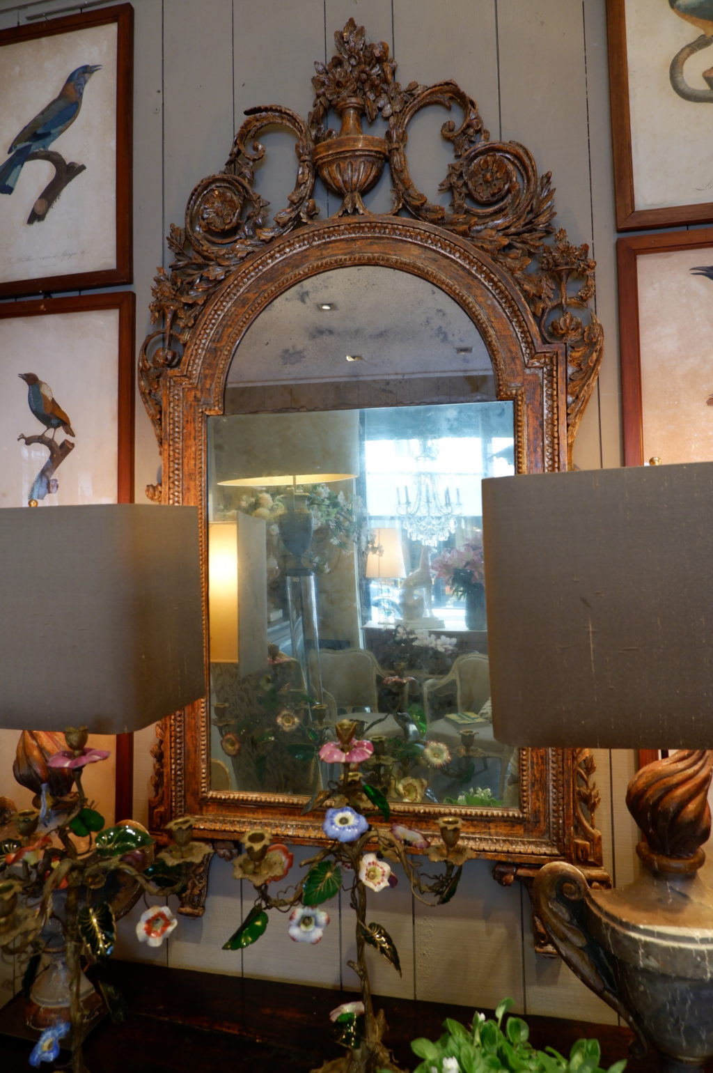 Grand miroir en bois sculpté fronton vase et feuilles d'acanthes patine feuille d'argent fin XIXe – Image 8
