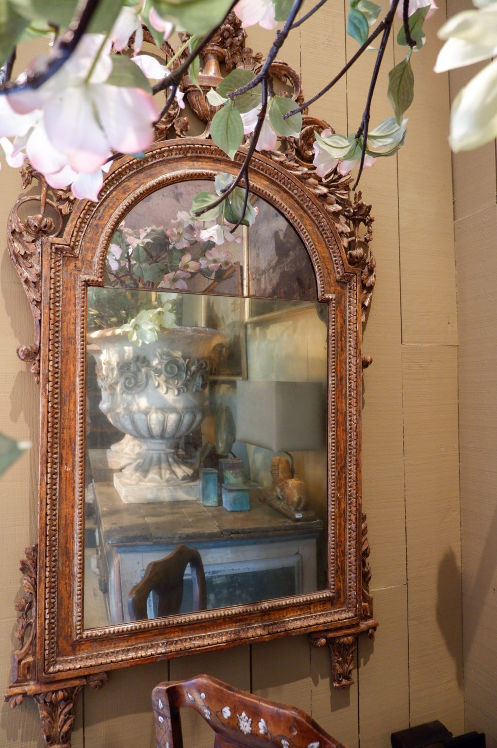Grand miroir en bois sculpté fronton vase et feuilles d'acanthes patine feuille d'argent fin XIXe – Image 2