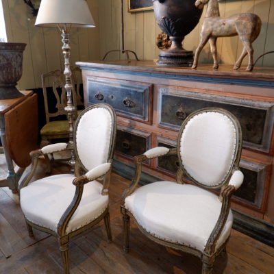 Paire de fauteuils Louis XVI dossier médaillons ovales Laque verte recouvert de lin ancien – France ca.1780