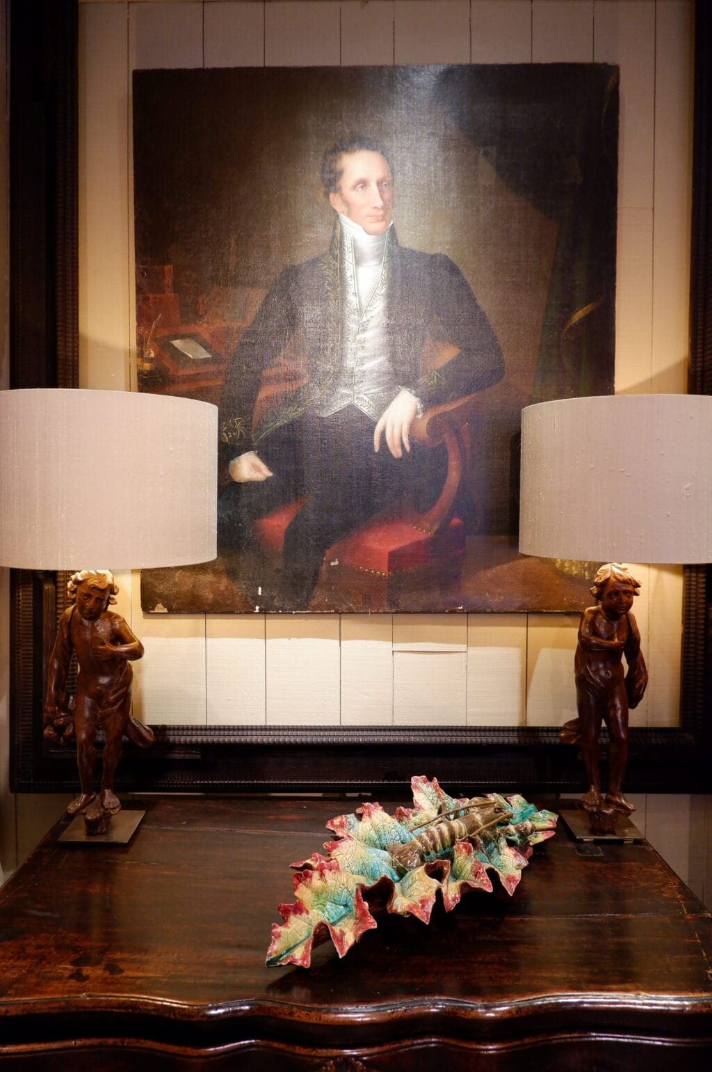 PAIRE DE LAMPES ENFANTS EN NOYER SCULPTE EPOQUE XVIIE + A/J EN FIL DE CUIVRE FLAMME – Image 6