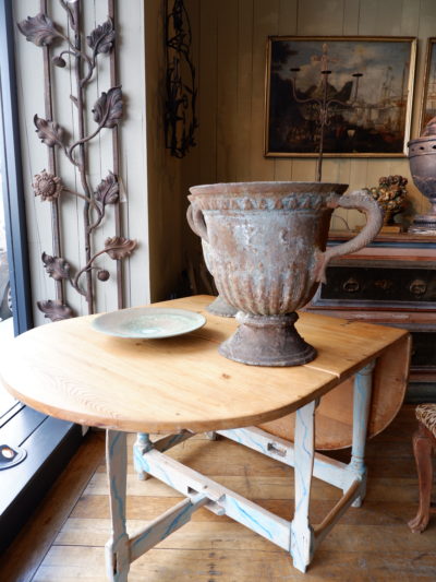 Table getleg suédoise ovale en bois peint fin XIXe- décor faux-marbre bleu glacier