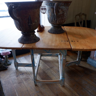 Table getleg suédoise ovale en bois peint fin XIXe- décor faux-marbre bleu glacier