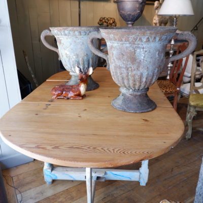 Table getleg suédoise ovale en bois peint fin XIXe- décor faux-marbre bleu glacier