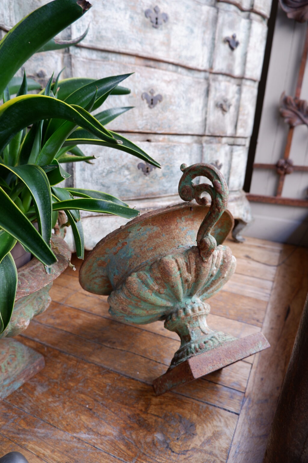 Paire de petits vases en fonte verte XIXe – Image 2