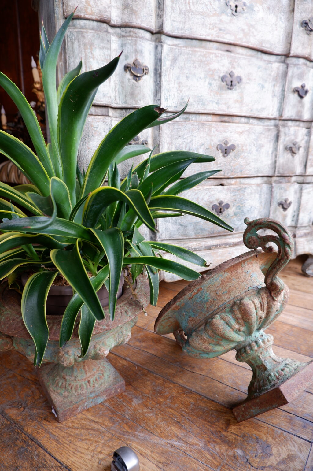 Paire de petits vases en fonte verte XIXe