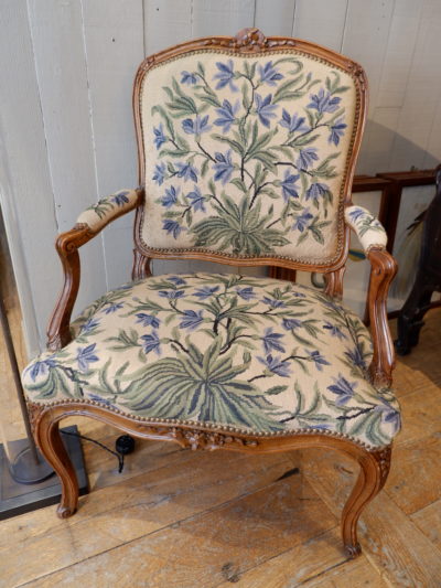 ARMCHAIR WITH FLAT BACK IN VARNISHED BEECHWOOD COVERED WITH BLUE FLORAL PATTERN TAPESTRY CA.1720