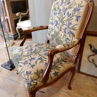ARMCHAIR WITH FLAT BACK IN VARNISHED BEECHWOOD COVERED WITH BLUE FLORAL PATTERN TAPESTRY CA.1720
