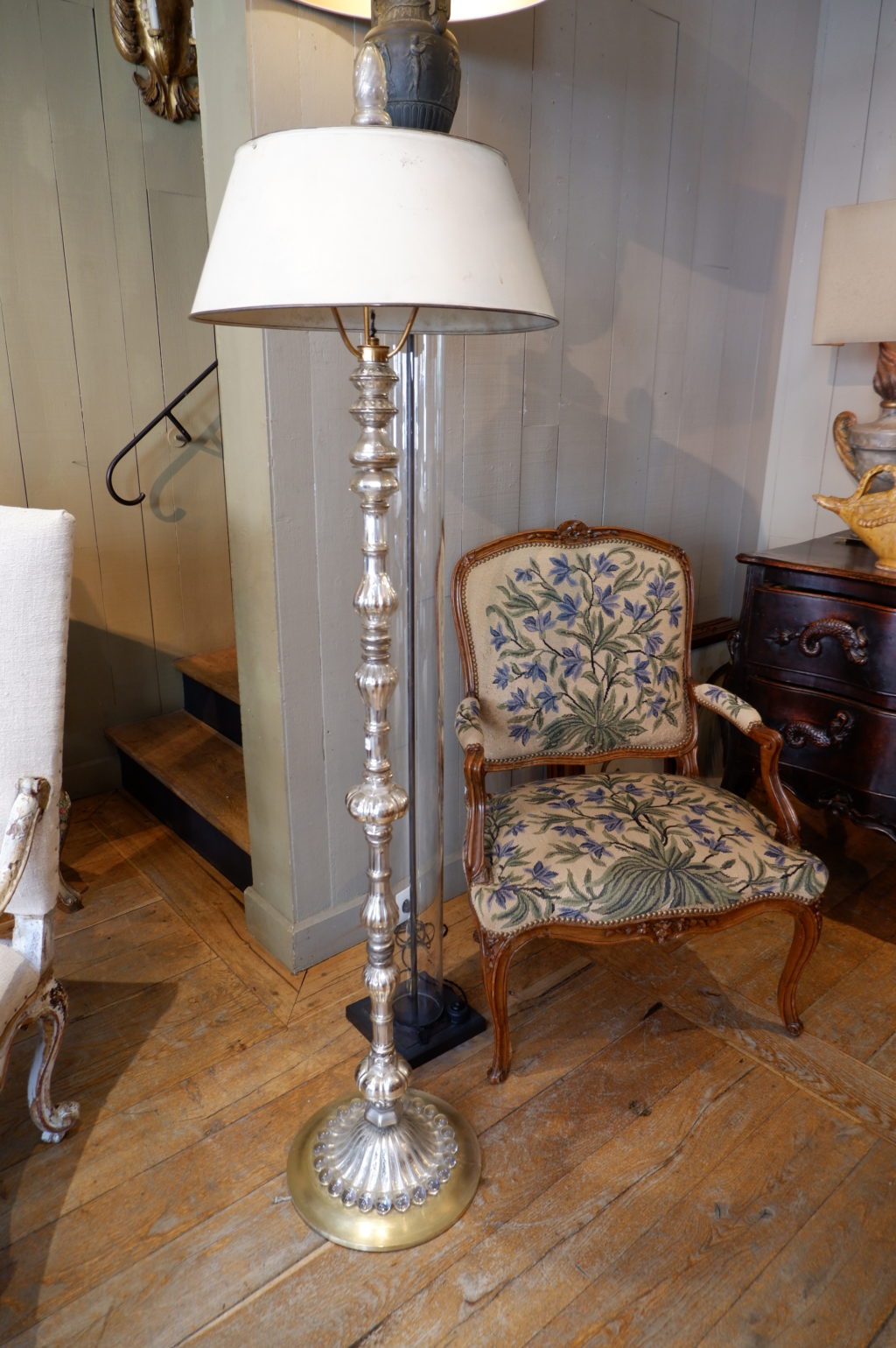 GRAND LAMPADAIRE EN VERRE ARGENTE ET ABAT-JOUR EN METAL CA.1940 – Image 5