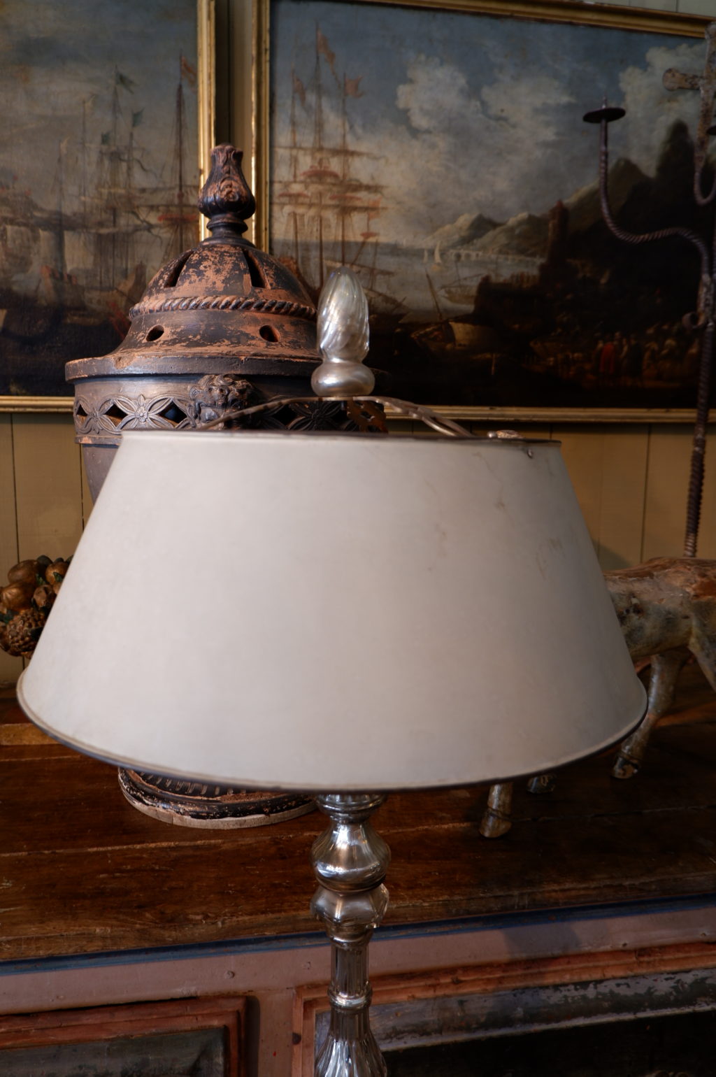 GRAND LAMPADAIRE EN VERRE ARGENTE ET ABAT-JOUR EN METAL CA.1940 – Image 4