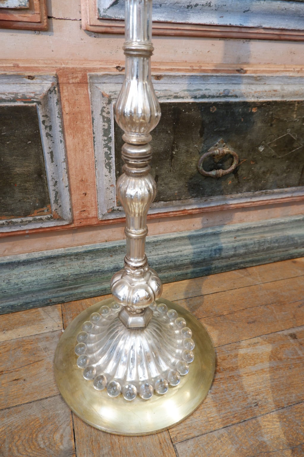 GRAND LAMPADAIRE EN VERRE ARGENTE ET ABAT-JOUR EN METAL CA.1940 – Image 3