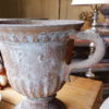 Paire de grands vases Directoire en fonte gris bleu anses dauphins - France ca.1720 – Image 13
