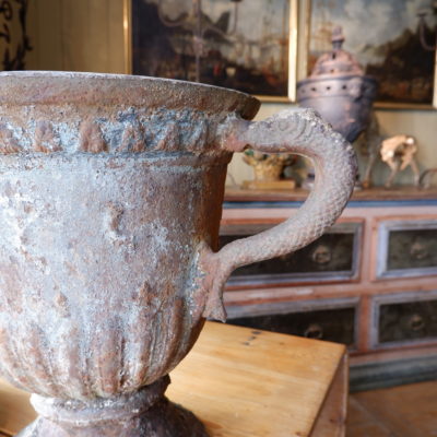 Paire de grands vases Directoire en fonte gris bleu anses dauphins – France ca.1720