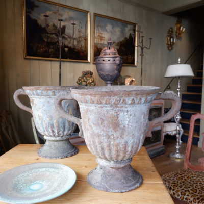 Paire de grands vases Directoire en fonte gris bleu anses dauphins – France ca.1720
