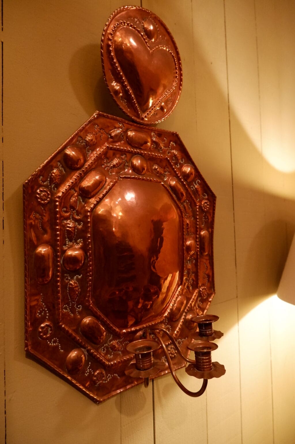 Paire de grandes appliques réflecteur en cuivre repoussé à 3 bras de lumière - Suède XIXe – Image 2