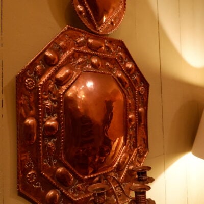 Paire de grandes appliques réflecteur en cuivre repoussé à 3 bras de lumière – Suède XIXe