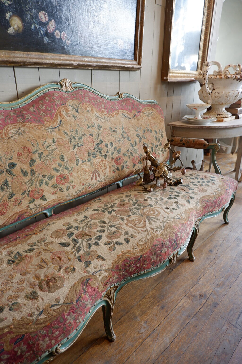 Grande banquette Louis XV recouverte d'une tapisserie au petit point décor de roses ca.1800 – Image 3