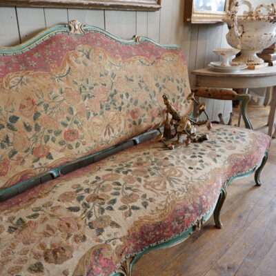 Grande banquette Louis XV recouverte d’une tapisserie au petit point décor de roses ca.1800