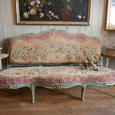 Grande banquette Louis XV recouverte d’une tapisserie au petit point décor de roses ca.1800