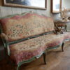 Grande banquette Louis XV recouverte d'une tapisserie au petit point décor de roses ca.1800 – Image 11