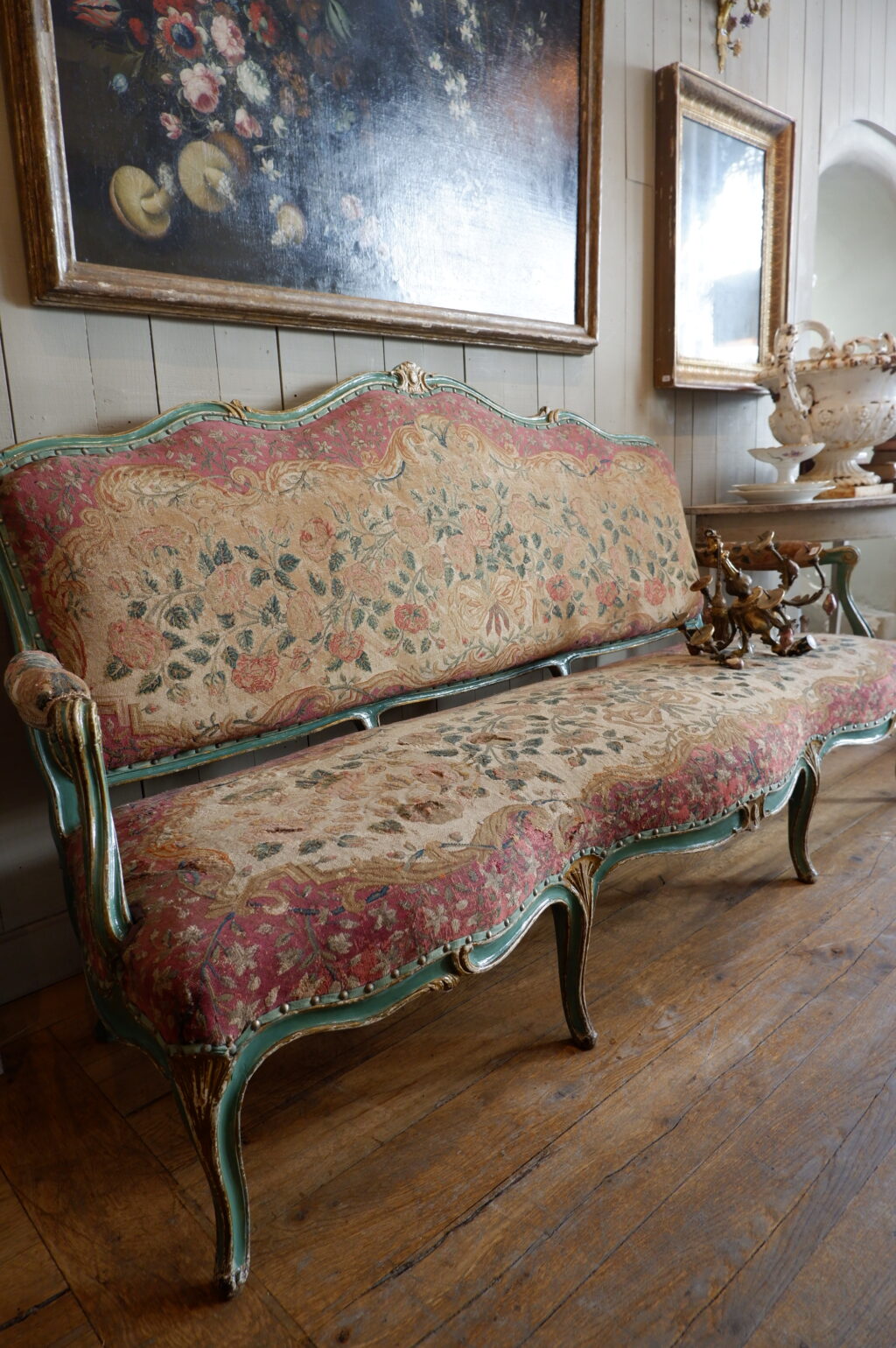 Grande banquette Louis XV recouverte d'une tapisserie au petit point décor de roses ca.1800 – Image 11