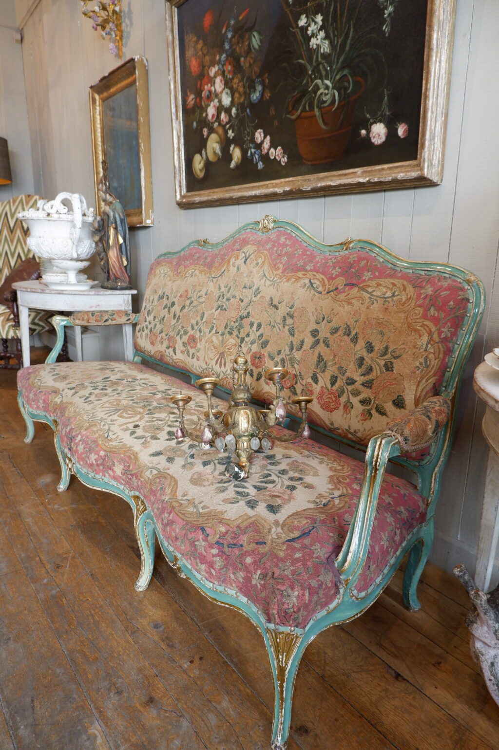 Grande banquette Louis XV recouverte d'une tapisserie au petit point décor de roses ca.1800 – Image 9
