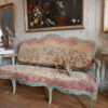 Grande banquette Louis XV recouverte d'une tapisserie au petit point décor de roses ca.1800 – Image 10