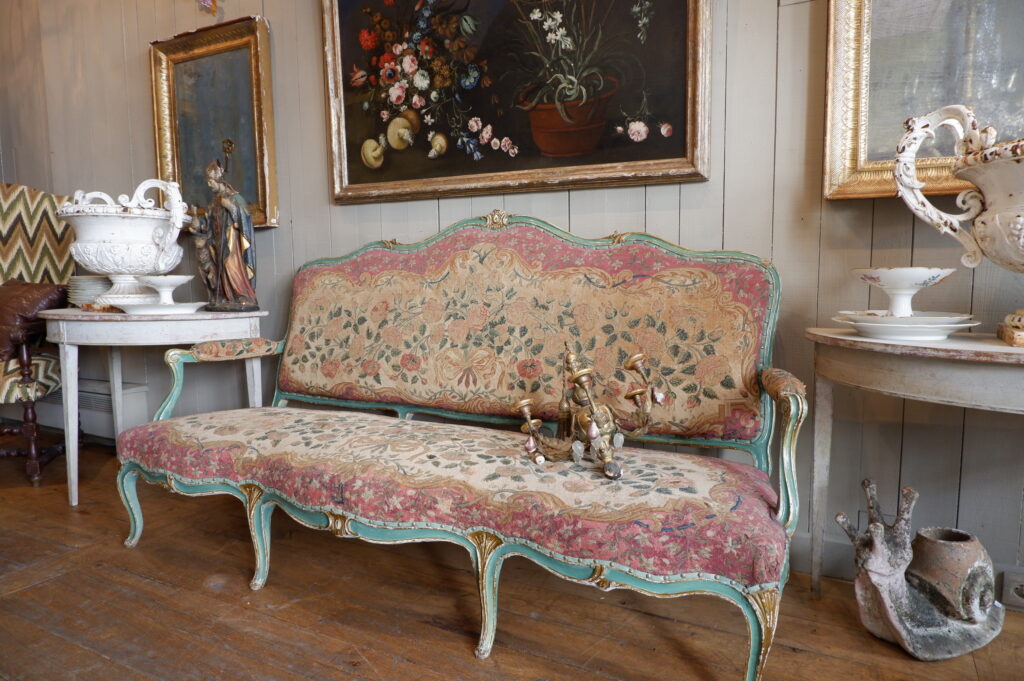 Grande banquette Louis XV recouverte d'une tapisserie au petit point décor de roses ca.1800 – Image 10