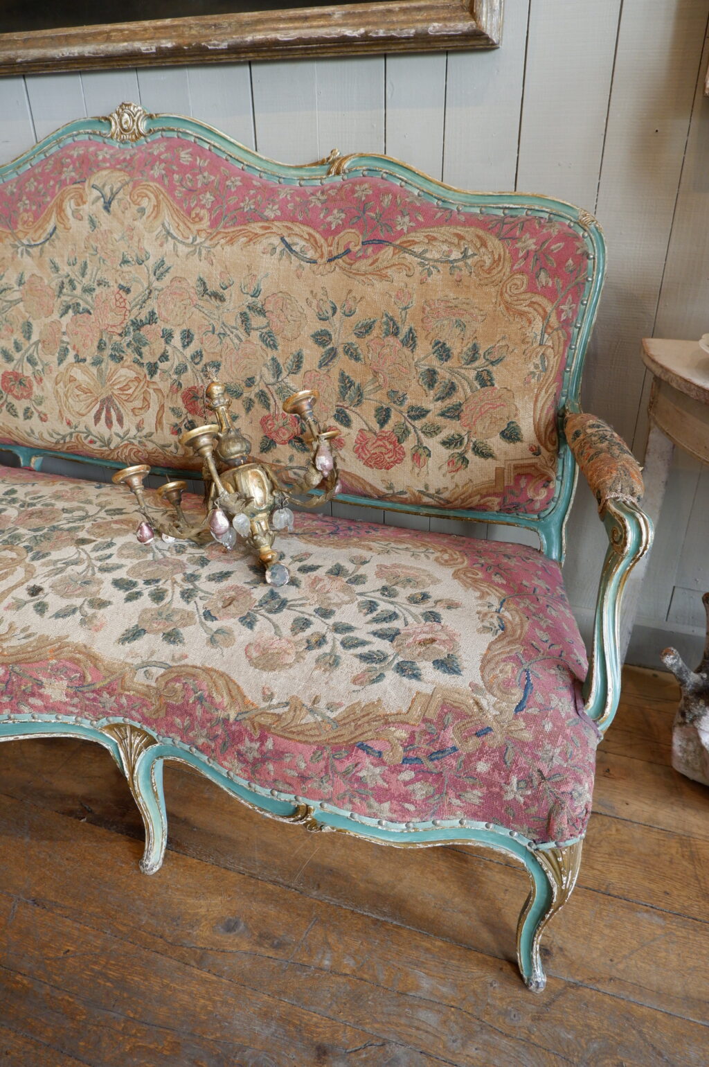 Grande banquette Louis XV recouverte d'une tapisserie au petit point décor de roses ca.1800 – Image 4