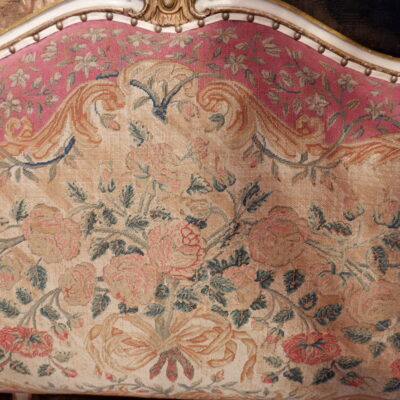 Grande banquette Louis XV recouverte d’une tapisserie au petit point décor de roses ca.1800