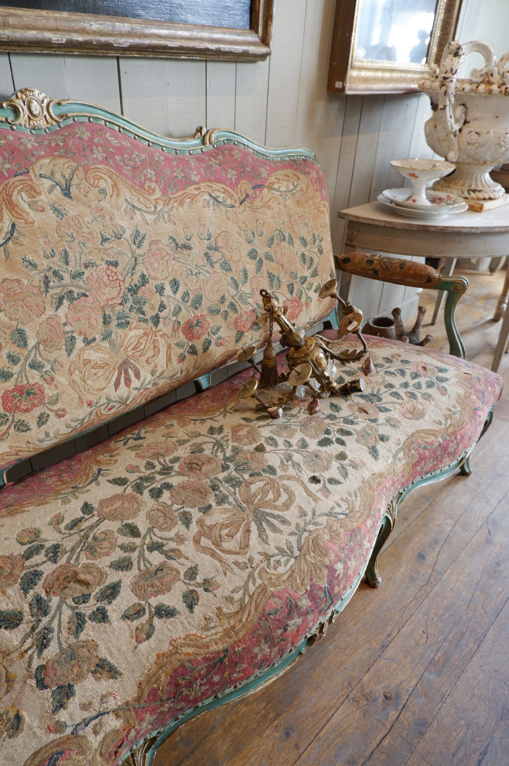 Grande banquette Louis XV recouverte d'une tapisserie au petit point décor de roses ca.1800 – Image 5