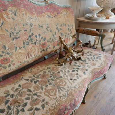 Grande banquette Louis XV recouverte d’une tapisserie au petit point décor de roses ca.1800