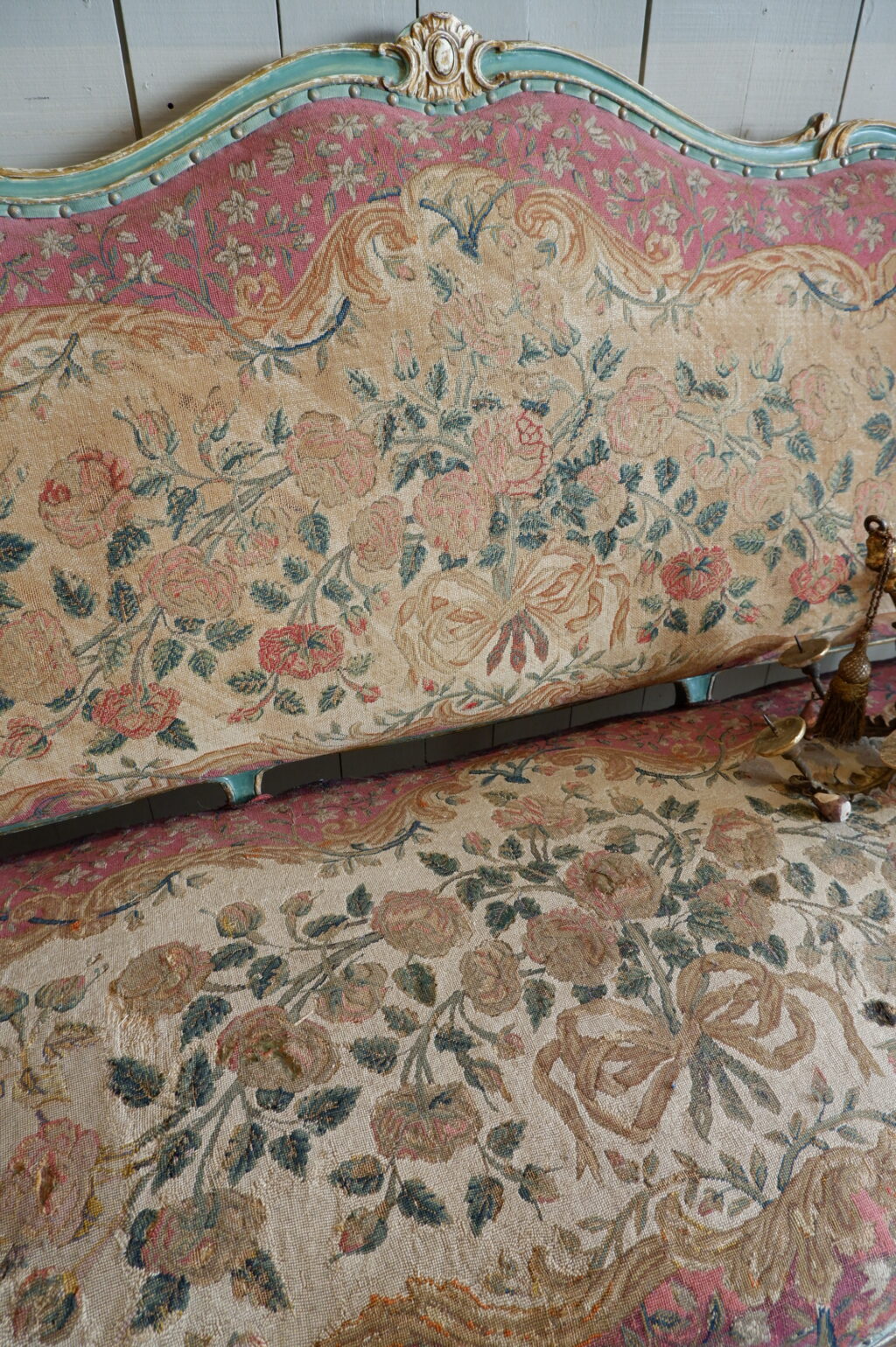 Grande banquette Louis XV recouverte d'une tapisserie au petit point décor de roses ca.1800 – Image 7