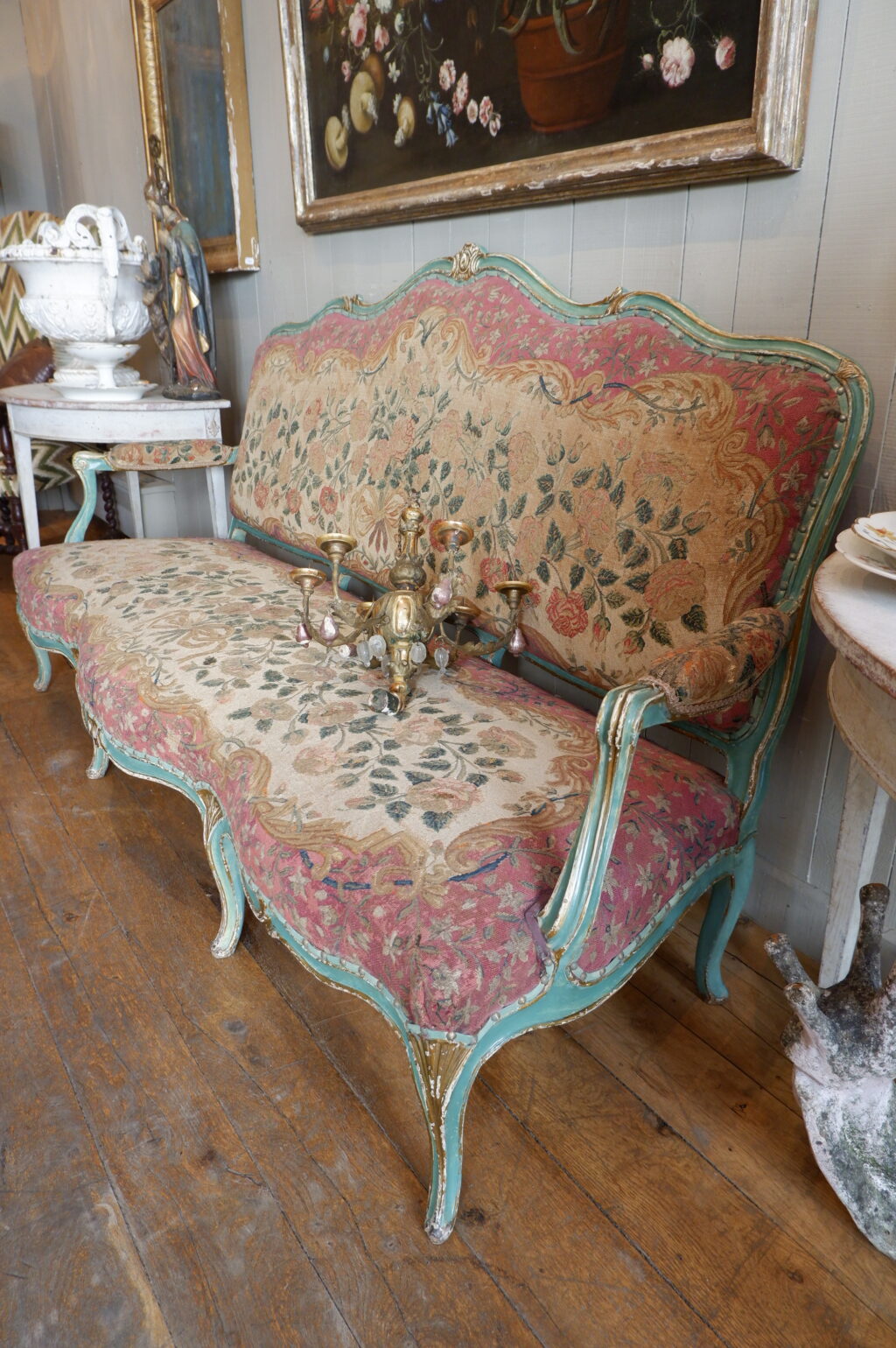 Grande banquette Louis XV recouverte d'une tapisserie au petit point décor de roses ca.1800 – Image 8