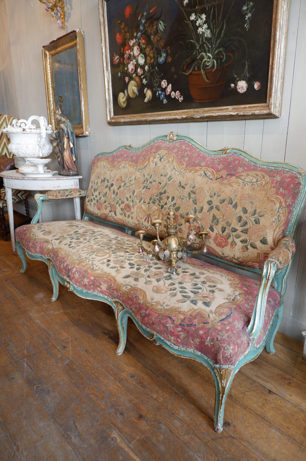 Grande banquette Louis XV recouverte d'une tapisserie au petit point décor de roses ca.1800 – Image 2