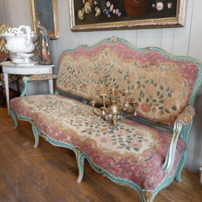 Grande banquette Louis XV recouverte d’une tapisserie au petit point décor de roses ca.1800