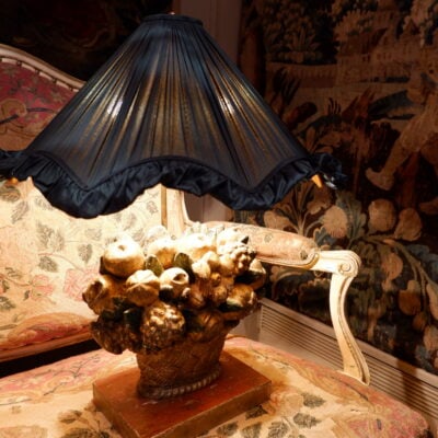 Lampe “corbeille en bois sculpté” ca.1800 + A/J en soie plissée