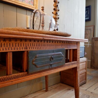Table console en bois sculpté ajourée avec un tiroir – Finlande fin XVIIIe