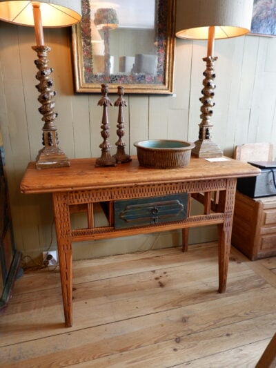 Table console en bois sculpté ajourée avec un tiroir – Finlande fin XVIIIe